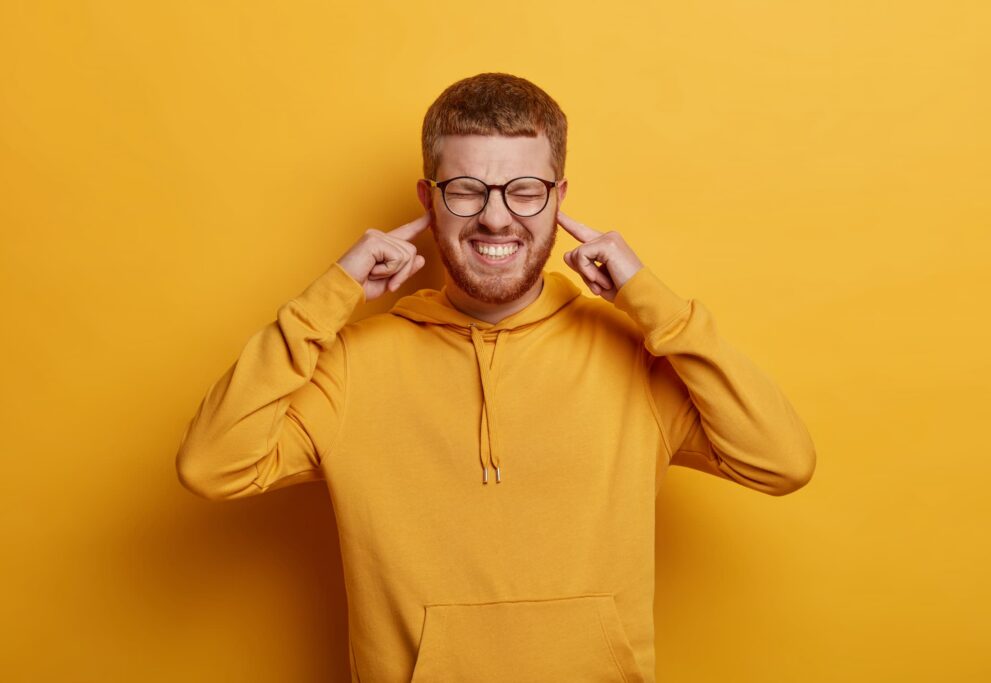 gros-plan-sur-le-jeune-homme-barbu-portant-des-lunettes-isolees (1)