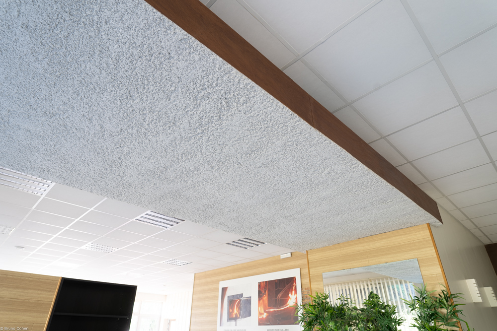 Isotherm appliqué sur plafond de bureau — finition gris granuleux uniforme