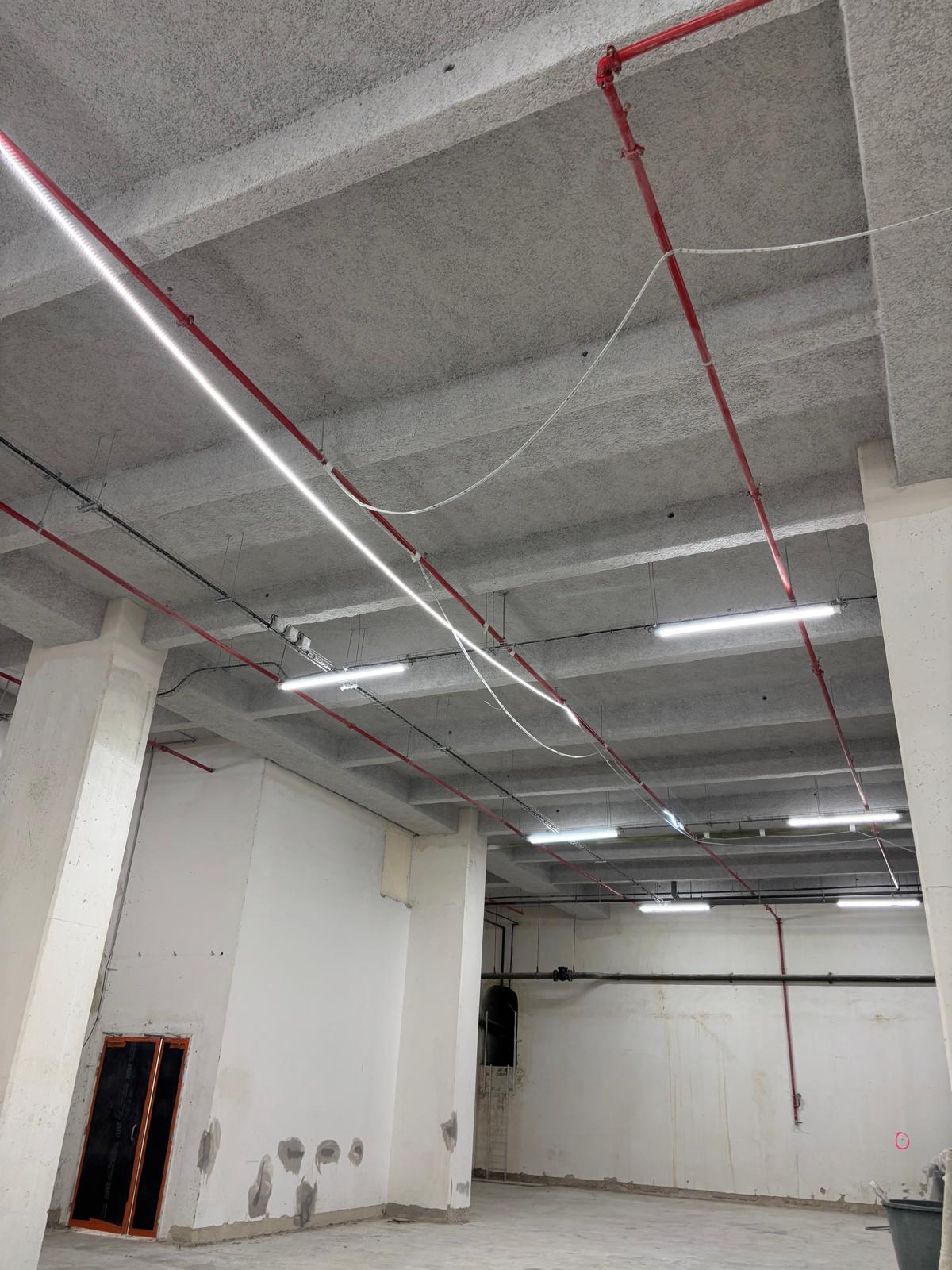 Isoflam SM projeté sur plafond de parking — protection incendie passive Isoproject